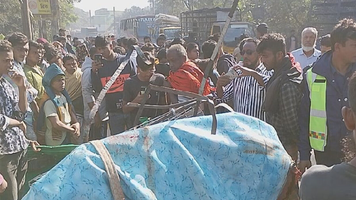 ভৈরবে কাভার্ডভ্যান-সিএনজি সংঘর্ষে নারীসহ নিহত ৫ 
