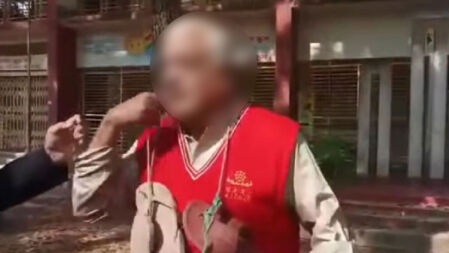 কুমিল্লায় বীর মুক্তিযোদ্ধার গলায় জুতার মালা