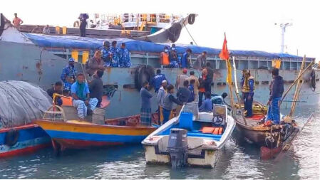 জাহাজে ৭ খুন: বিচারের দাবিতে অনির্দিষ্টকালের কর্মবিরতিতে নৌযান শ্রমিকরা
