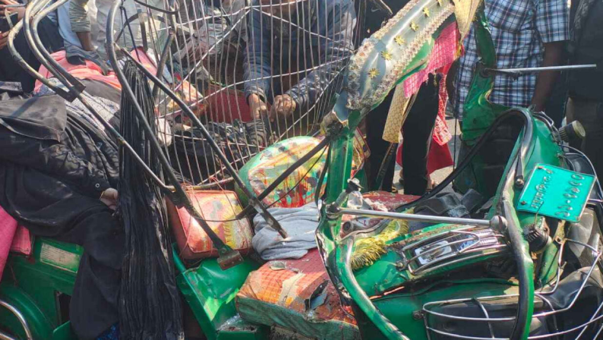 শেরপুরে বাস-অটোরিকশার মুখোমুখি সংঘর্ষে নিহত ৫