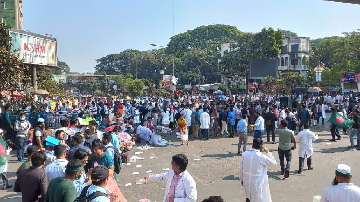 আবারও শাহবাগ মোড় অবরোধ ট্রেইনি চিকিৎসকদের