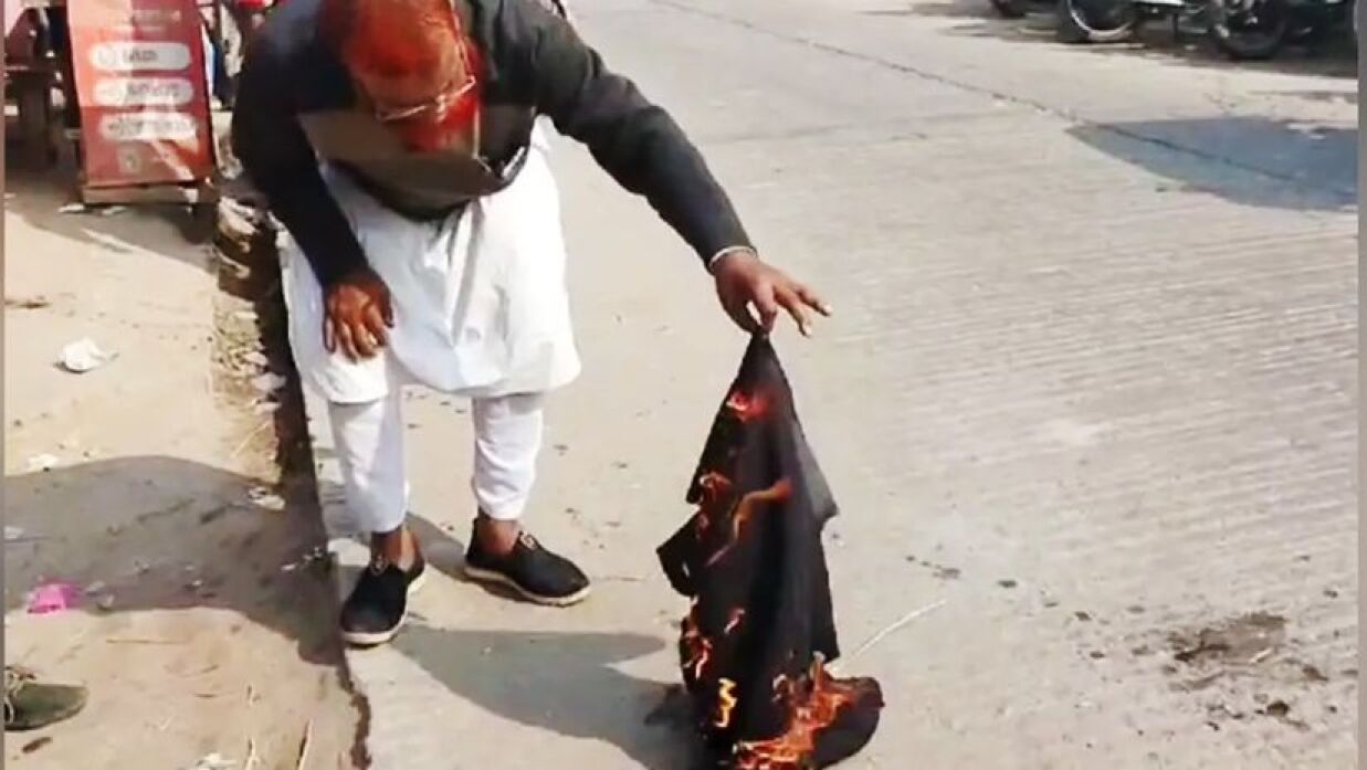 ‘মুজিব কোট’ পুড়িয়ে আওয়ামী লীগ নেতার পদত্যাগ