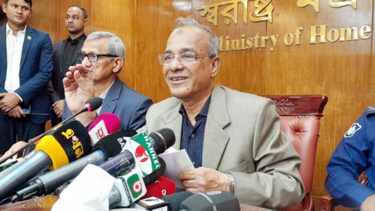 বিজিবির শক্ত অবস্থানে ভারত বেড়া নির্মাণ বন্ধ রাখতে বাধ্য হয়েছে: স্বরাষ্ট্র উপদেষ্টা