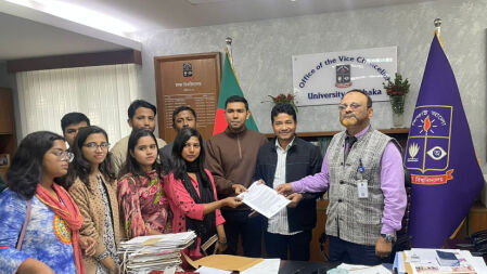 নতুন হল নির্মাণের দাবিতে উপাচার্যকে ঢাবি ছাত্রদলের স্মারকলিপি