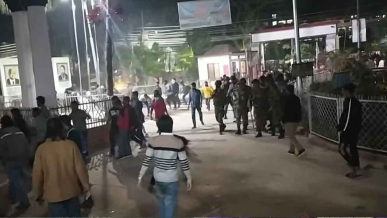 আনন্দ মোহন কলেজে ছাত্রদল-সমন্বয়কদের সঙ্গে শিক্ষার্থীদের সংঘর্ষ, আহত ১০