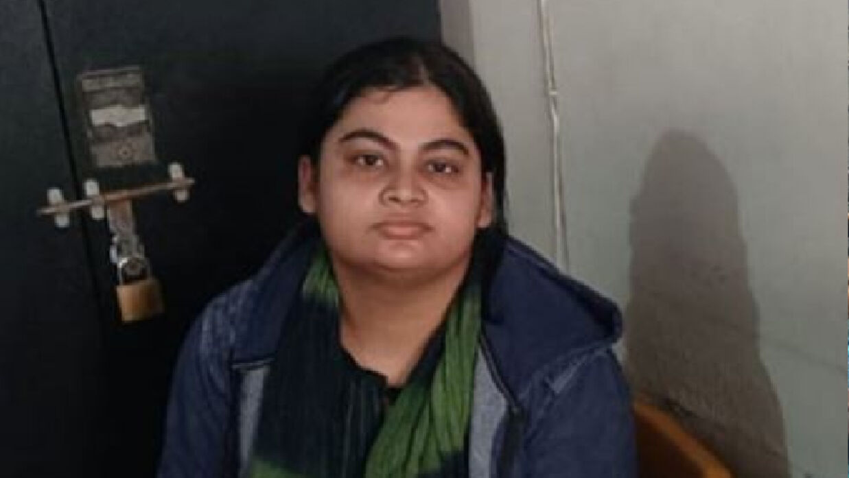 ভারতে যাওয়ার সময় ইডেন কলেজ ছাত্রলীগ নেত্রী আটক