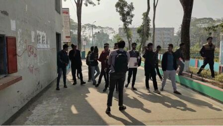 বৈষম্যবিরোধীদের লিফলেট বিতরণে বাধা সাধারণ শিক্ষার্থীদের