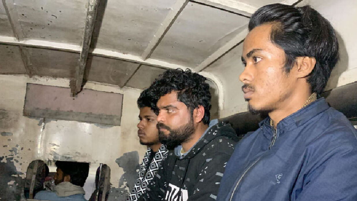 ‘সমন্বয়ক’ পরিচয়ে শিক্ষার্থীকে জিম্মি করে চাঁদা দাবি, আটক ৩