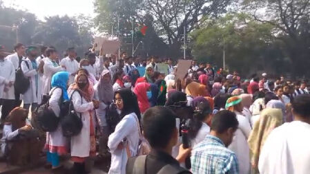 মেডিকেল ভর্তির ফলাফল পুনঃপ্রকাশের দাবিতে শিক্ষার্থীদের অবস্থান