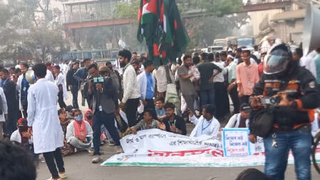 শাহবাগ ছাড়লেন ম্যাটস শিক্ষার্থীরা, যান চলাচল স্বাভাবিক