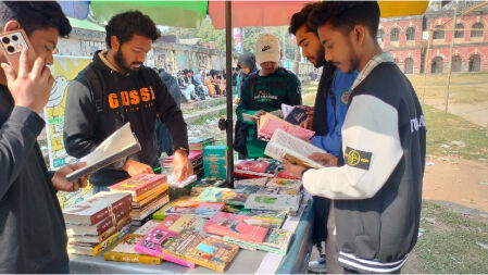 বইয়ের অভাব পূরণে দুই শিক্ষার্থীর অভিনব উদ্যোগ