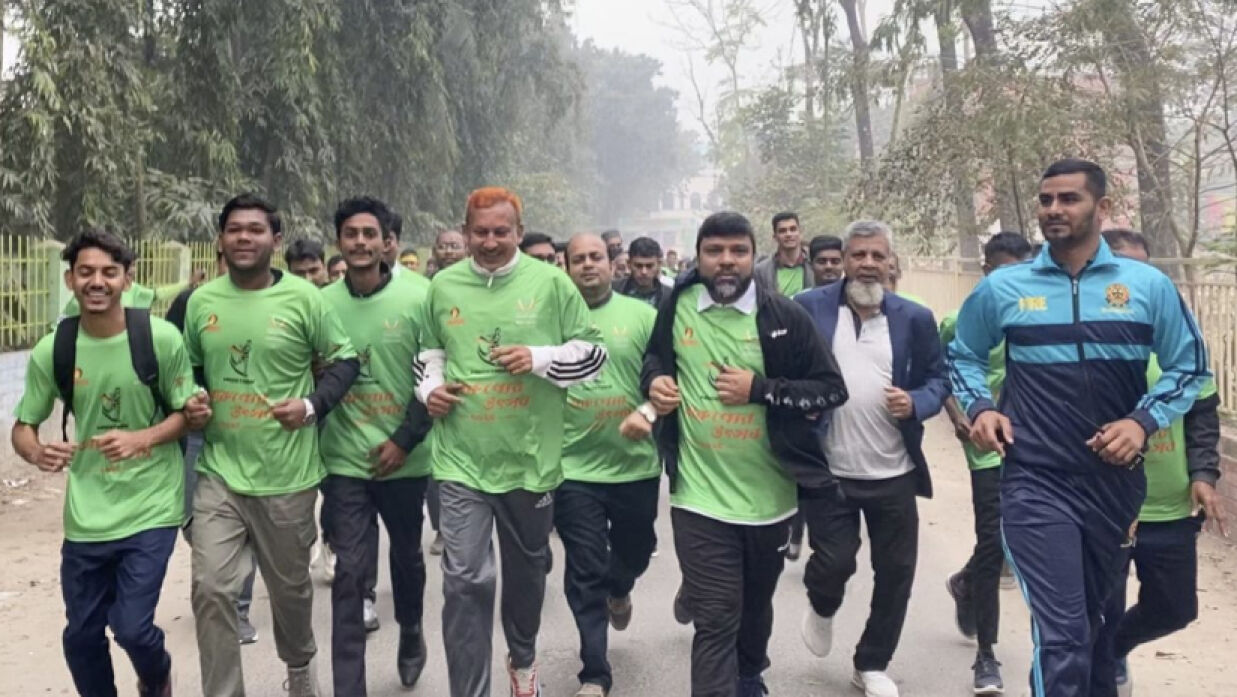 তারুণ্যের উৎসবে ম্যারাথনে দৌড়ালেন সাতক্ষীরার জেলা প্রশাসক