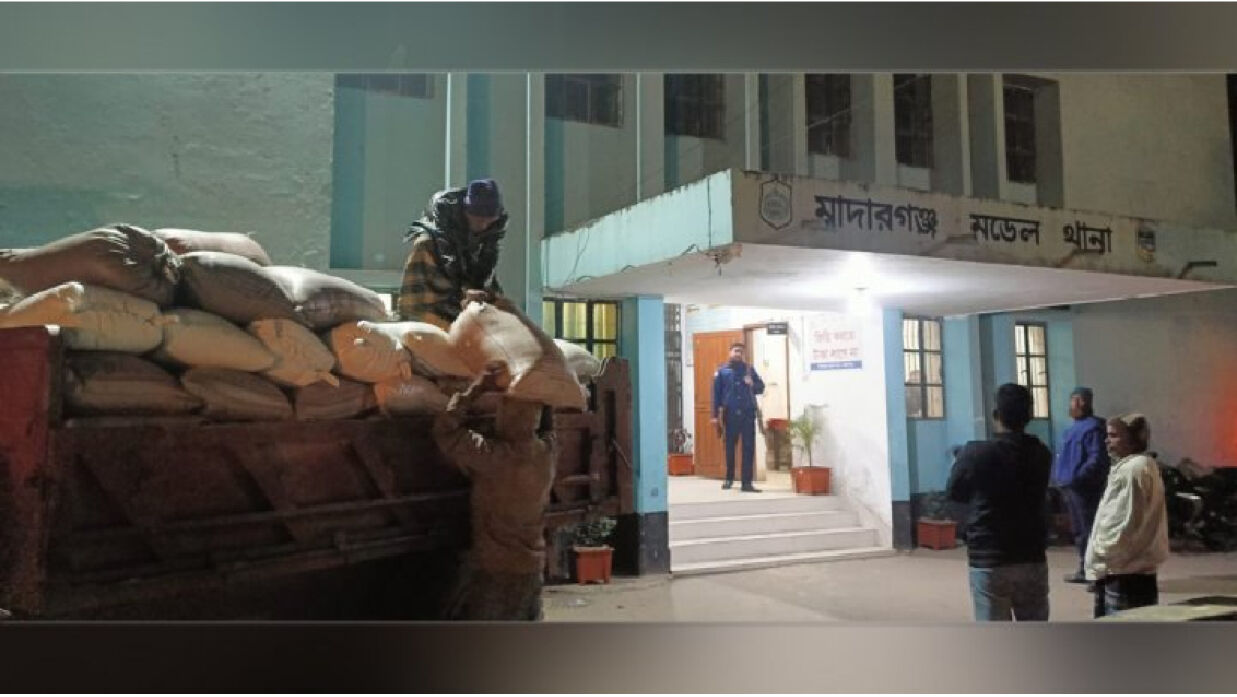 জামালপুরে টিসিবির ৮০ বস্তা চাল-ডাল জব্দ, নারীসহ আটক ৩