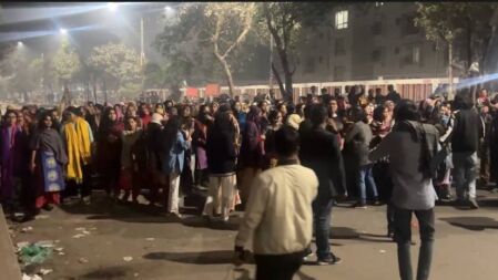 সাত কলেজ শিক্ষার্থীদের সমর্থনে রাস্তায় নেমেছেন ইডেন শিক্ষার্থীরা
