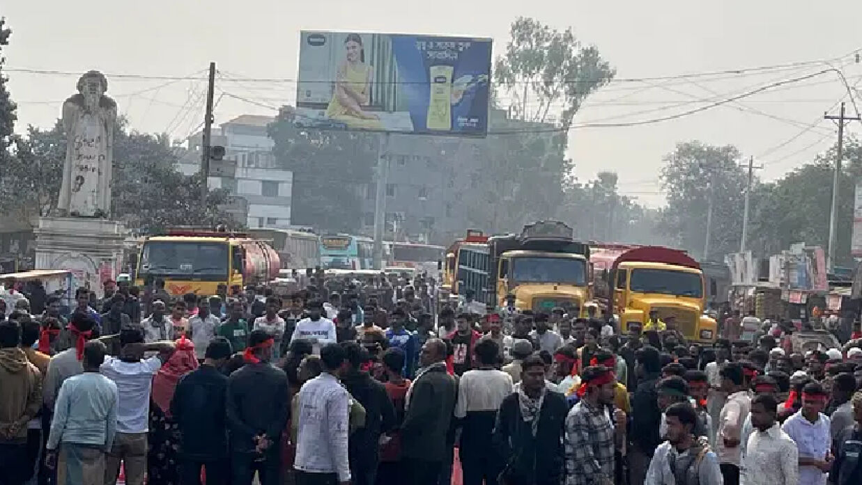 মহাসড়ক অবরোধ রবীন্দ্র বিশ্ববিদ্যালয়ের শিক্ষার্থীদের, দীর্ঘ যানজট