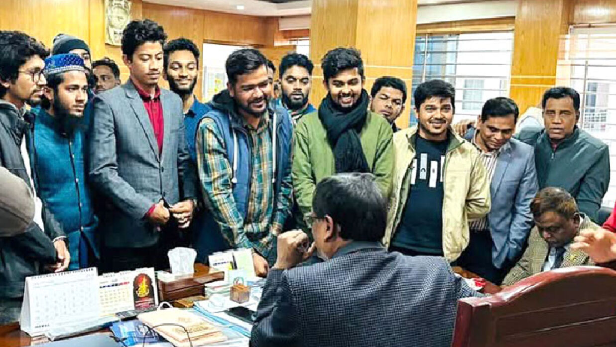 শিক্ষার্থীদের বাধায় যোগ দিতে পারেননি বরিশাল বোর্ডের নতুন সচিব