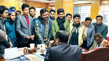 শিক্ষার্থীদের বাধায় যোগ দিতে পারেননি বরিশাল বোর্ডের নতুন সচিব