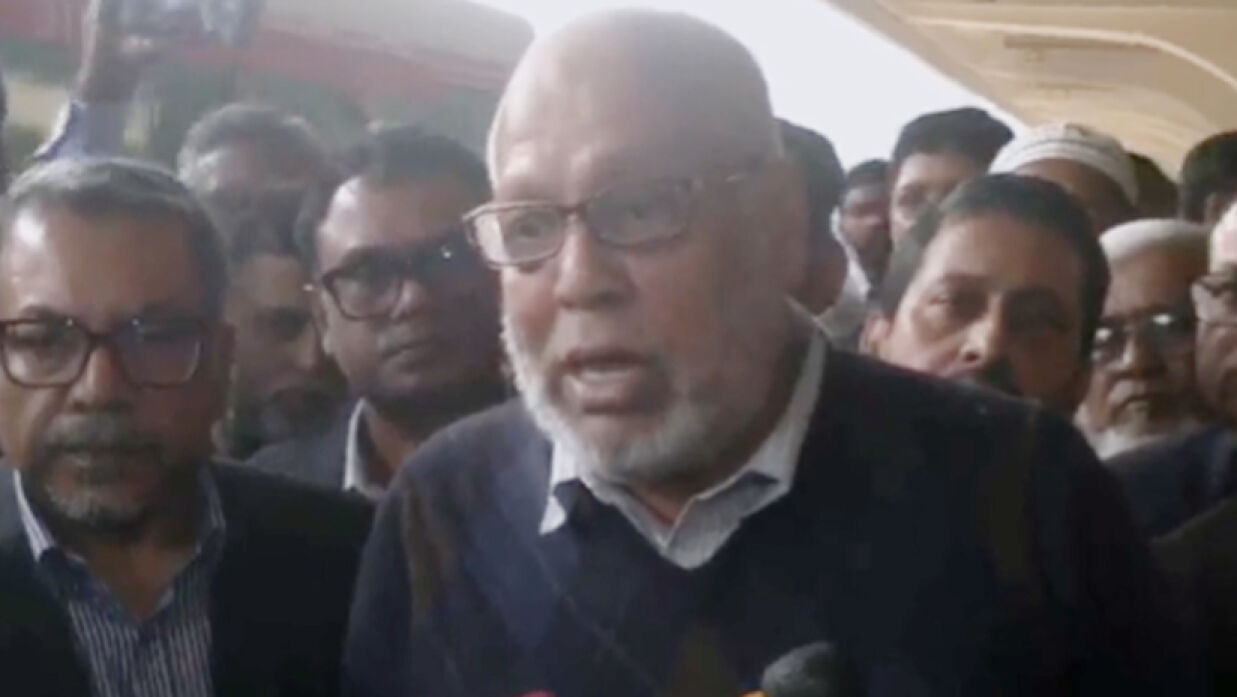 ট্রেন বন্ধ রেখে যাত্রীদের জিম্মি করে আন্দোলন দুঃখজনক: উপদেষ্টা