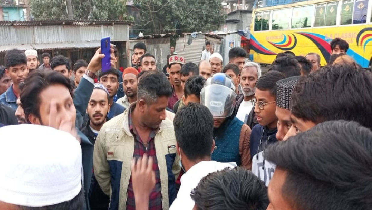 বাসে কলেজছাত্রী লাঞ্ছিত, ঢাকা-কুয়াকাটা মহাসড়ক অবরোধ