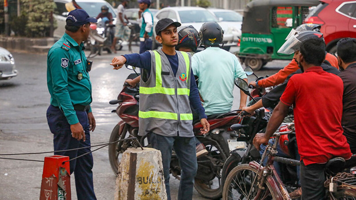 ঢাকায় ট্রাফিক পুলিশে শিক্ষার্থীদের সংখ্যা বেড়ে ৬০০, শৃঙ্খলা কি ফিরবে?