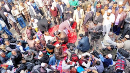 জাতীয়করণের দাবিতে লাগাতার অবস্থান কর্মসূচিতে যাচ্ছেন বেসরকারি শিক্ষকরা