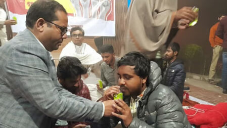 শর্তে অনশন ভাঙেন জাবি শিক্ষার্থীরা, পূরণ না হলে আন্দোলনের ডাক
