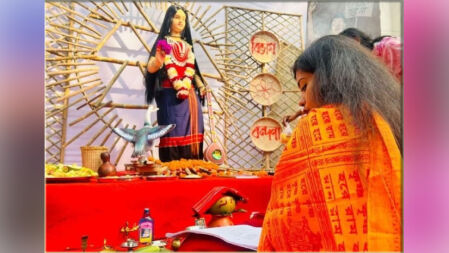 জবিতে নারী পুরোহিতের সরস্বতী বন্দনা