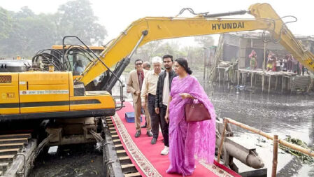 লাল গালিচা ও বাংলা একাডেমি পুরস্কার নিয়ে বিতর্ক, ভিআইপি সংস্কৃতি কি ফিরে আসছে?