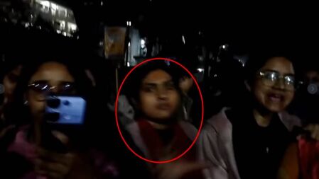 চবির শেখ হাসিনা হলের নামফলক ভাঙতে গেলে শিক্ষার্থীদের ধাওয়া ছাত্রীদের
