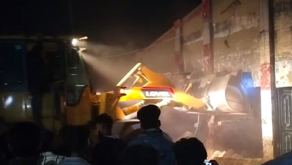 পাবনায় গুড়িয়ে দেয়া হলো আ.লীগ কার্যালয়, শেখ পরিবারের নামফলক ভাঙচুর