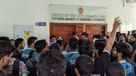 ছাত্রলীগের বিচারসহ ৩ দাবিতে চুয়েট উপাচার্য ভবনে তালা শিক্ষার্থীদের
