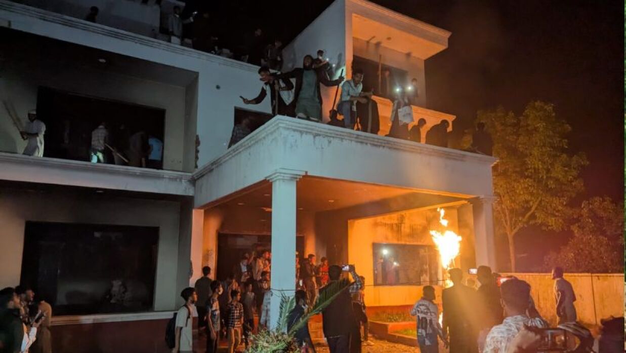 ফেনীর সাবেক এমপির বাড়িতে ছাত্র-জনতার ভাঙচুর