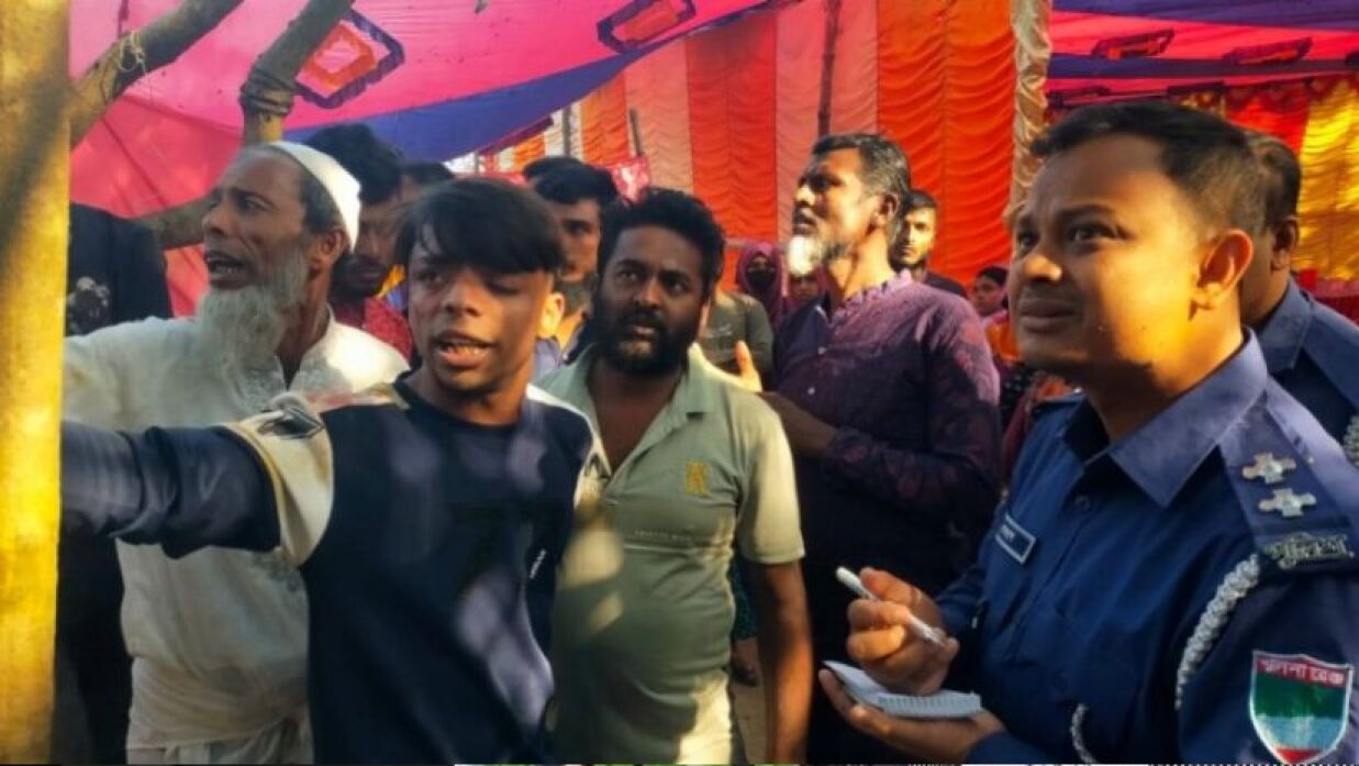 মাংসের বদলে ঝোল দেওয়ায় সংঘর্ষ, আহত ৪