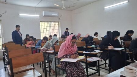 জাবির প্রথম দিনের ভর্তি পরীক্ষায় আসনপ্রতি লড়াই ২৮০ শিক্ষার্থীর