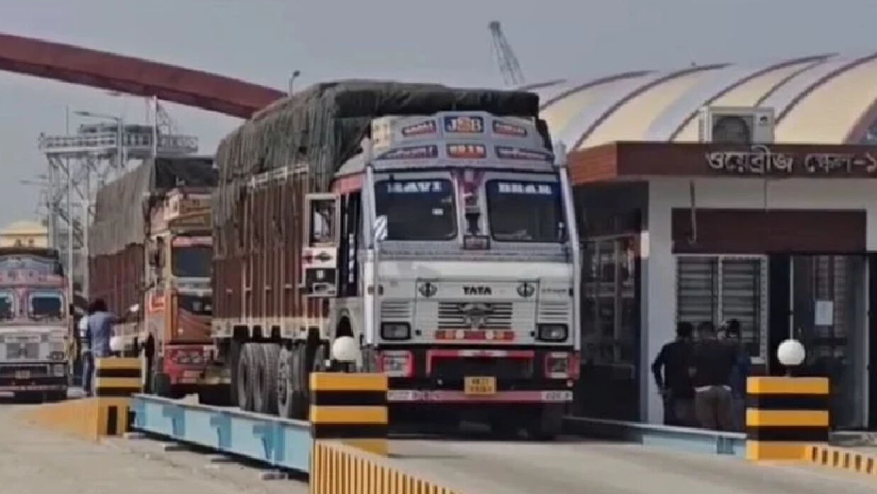 ভারত থেকে এলো ১৩৩ ট্রাক ফল, কমবে দাম