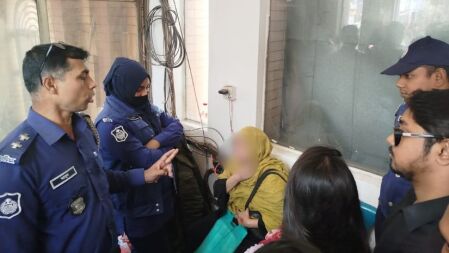 জাবিতে শিক্ষার্থীর চুরি হওয়া স্মার্টফোনসহ নারী আটক