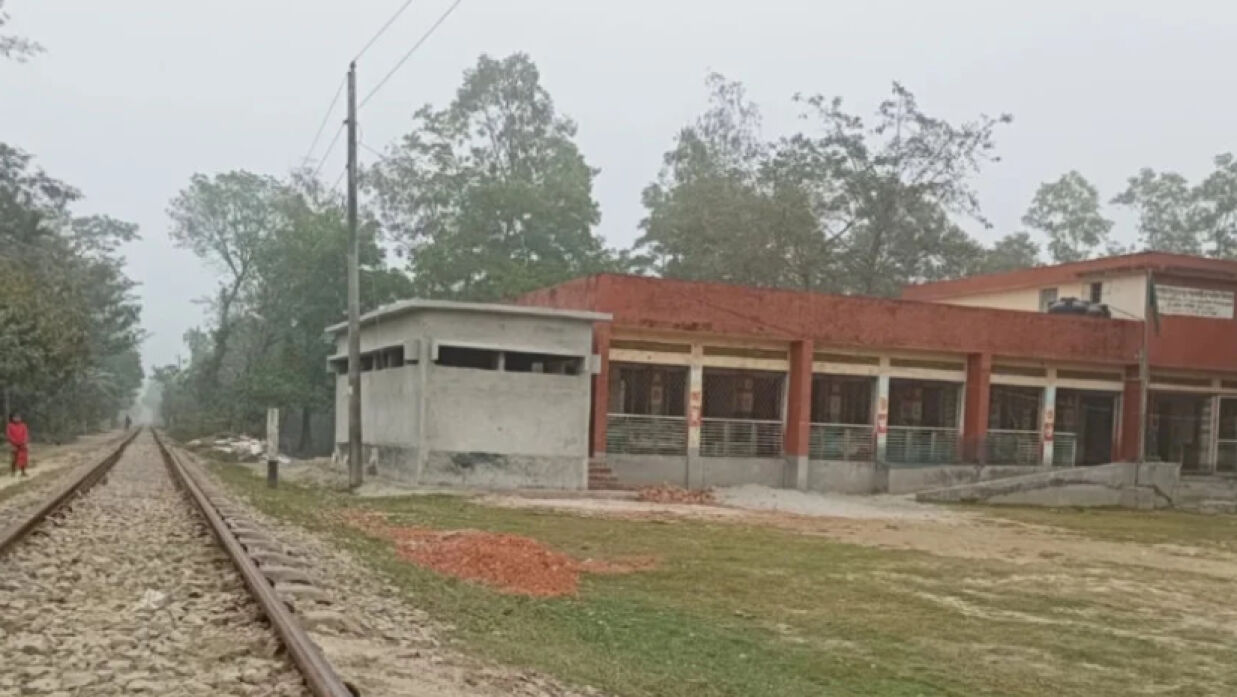 রেললাইন ঘেঁষে প্রাথমিক বিদ্যালয়, ঝুঁকিতে শিক্ষার্থীরা