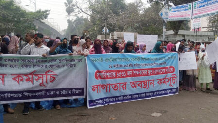 প্রাথমিকে নিয়োগের দাবি : আজও শাহবাগে আন্দোলনকারীদের অবস্থান