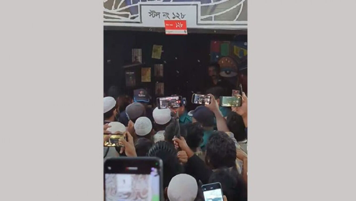 সব্যসাচী স্টলে আক্রমণের নিন্দা-প্রতিবাদ জানালেন ২০৫ নাগরিক