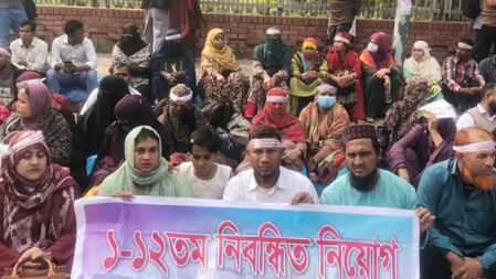 যে আশ্বাসে আন্দোলন স্থগিত করলেন ১-১২তম নিবন্ধনধারীরা