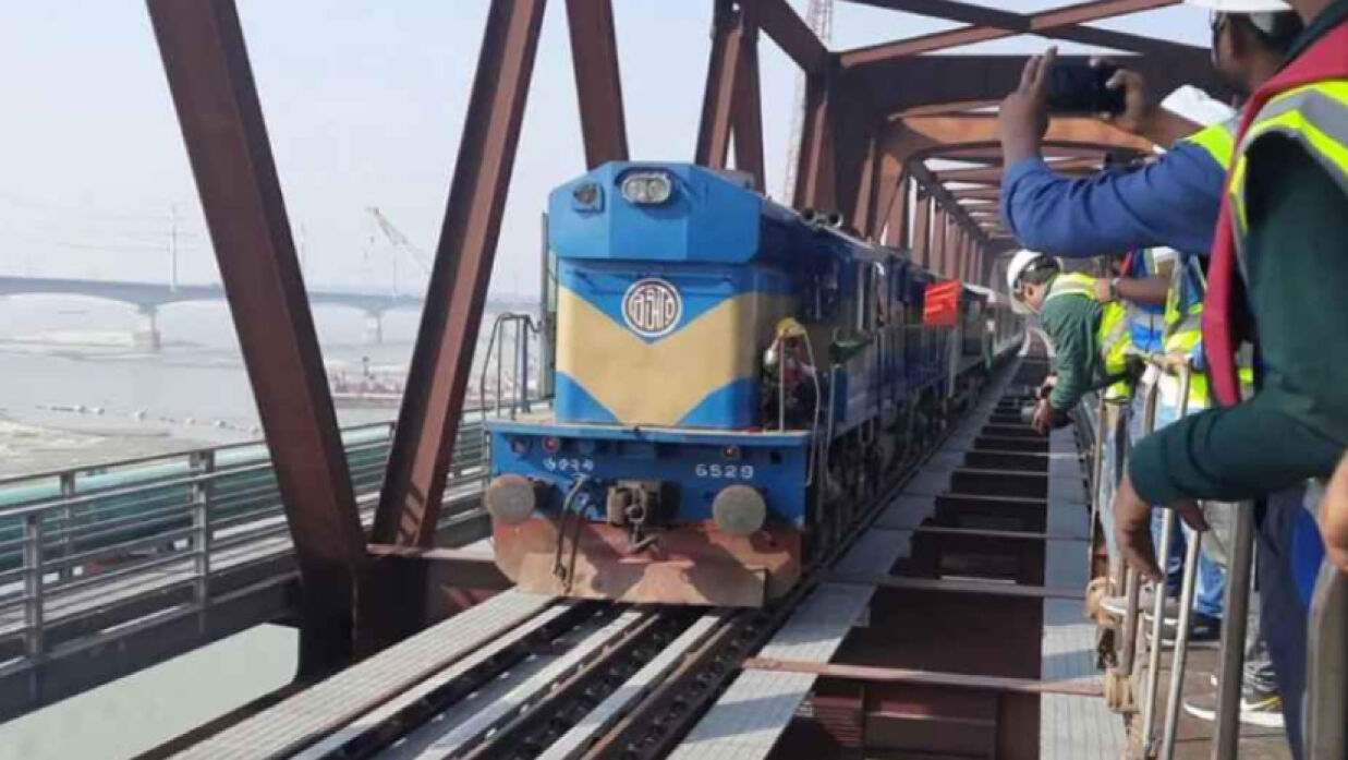 যমুনা রেলসেতু দিয়ে যাত্রীবাহী ট্রেন চলাচল শুরু