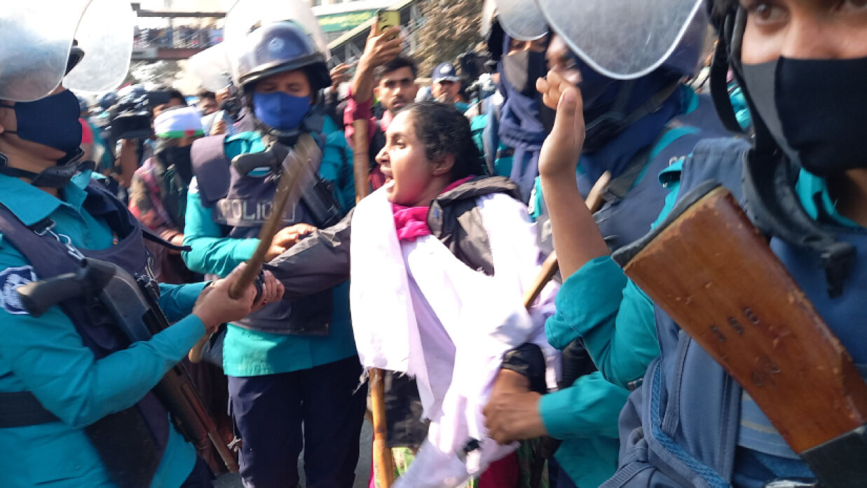 শাহবাগে সুপারিশপ্রাপ্ত শিক্ষকদের কর্মসূচিতে পুলিশের বাধা, জলকামান নিক্ষেপ