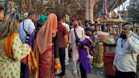 বইমেলার প্রবেশপথে অর্ধশতাধিক ভাসমান দোকান, ভোগান্তির সঙ্গে বাড়ছে দুর্ঘটনার ঝুঁকি