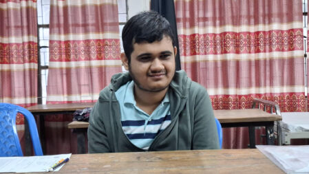 চোখে দৃষ্টি নেই, বিশ্ববিদ্যালয়ে ভর্তির স্বপ্ন নিয়ে জগন্নাথে সাদিক