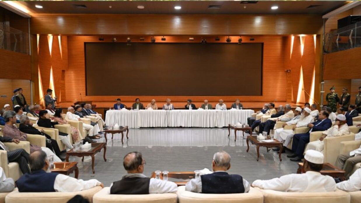 বিএনপি-জামায়াতসহ রাজনৈতিক দলগুলোর সঙ্গে ঐকমত্য কমিশনের বৈঠক চলছে