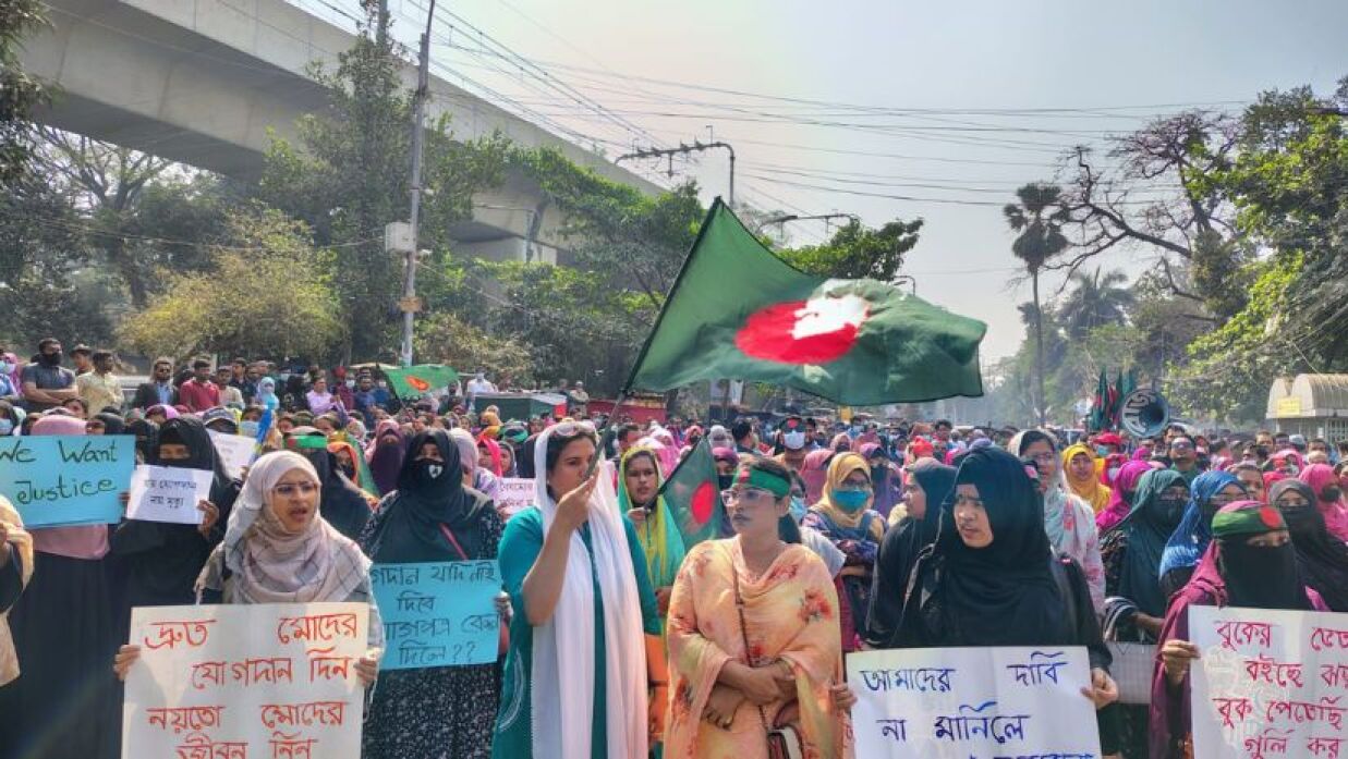 প্রাথমিকে তৃতীয় ধাপে নিয়োগ বাতিল হওয়া প্রার্থীদের মহাসমাবেশ চলছে 