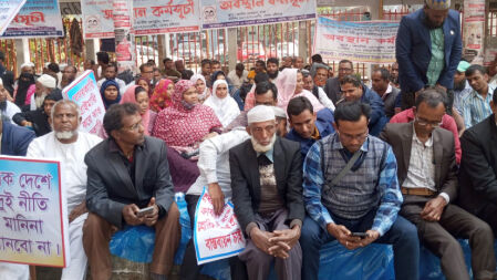 বেসরকারি প্রাথমিক বিদ্যালয় জাতীয়করণের দাবিতে শিক্ষকদের অবস্থা কর্মসূচি