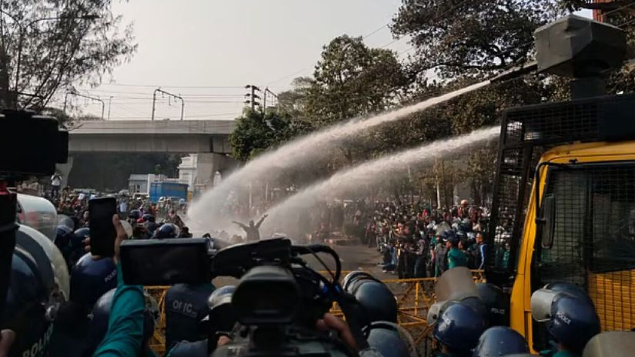 সুপারিশপ্রাপ্ত প্রাথমিকের শিক্ষকদের আন্দোলনে পুলিশের বাধা, জলকামান নিক্ষেপ
