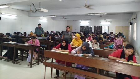 জাবির শেষ দিনের ভর্তি পরীক্ষা শুরু, আসনপ্রতি লড়ছেন ৭৫ জন