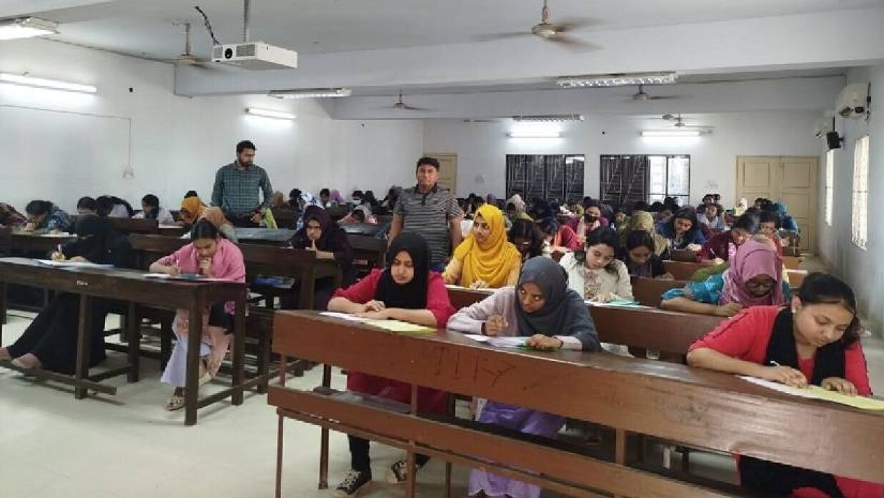 জাবির ভর্তি পরীক্ষায় মোবাইল দেখে লেখার সময় আটক ভর্তিচ্ছু